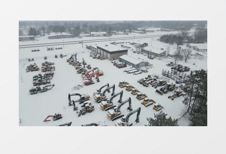 大雪覆盖工程车停车场实拍视频素材