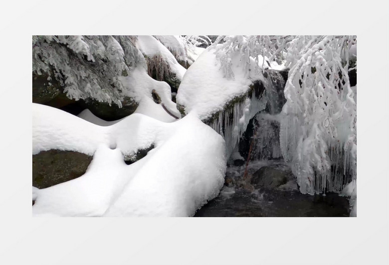 冬季丛林雪景和林中的小瀑布实拍视频素材