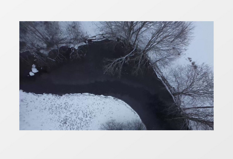 航拍被大雪覆盖的丛林和溪水实拍视频素材