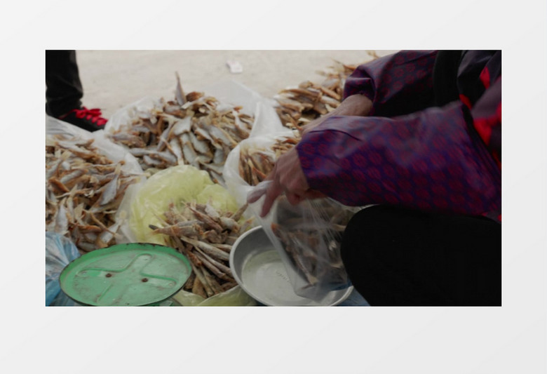 售货员在给鱼干打包装袋实拍视频素材