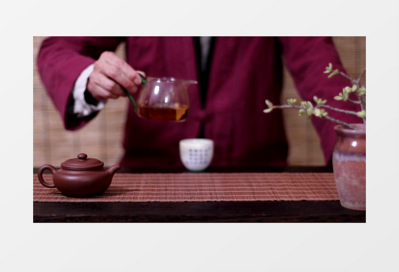 一个男人在倒茶品茶实拍视频素材