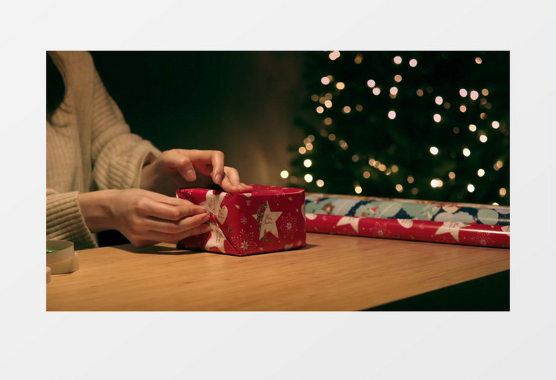 女人在包装圣诞节礼物实拍视频素材