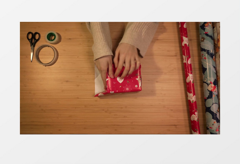 女人在给圣诞节礼物包装实拍视频素材