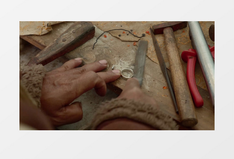 工匠在打磨银饰实拍视频素材