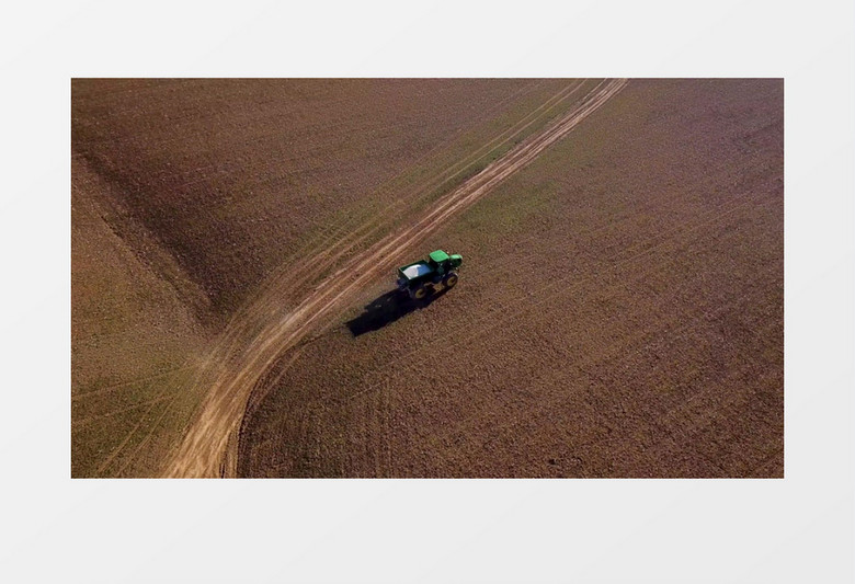 航拍农业作业车在喷洒农药实拍视频素材