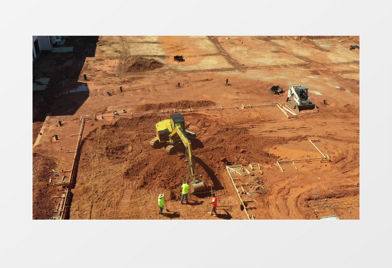 挖掘机在挖土坑实拍视频素材