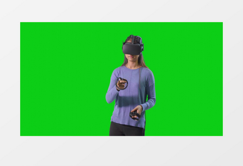 女人在体验VR游戏机实拍视频素材