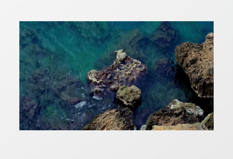 实拍湛蓝的海水不断冲刷着礁石实拍视频素材