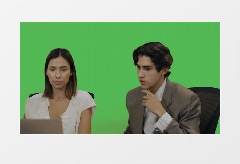 男人和女人在电脑前讨论工作实拍视频素材