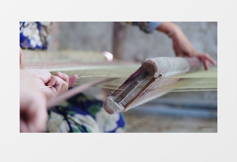 纺织工人在织布实拍视频素材