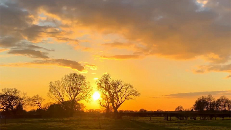 延时拍摄黄昏的郊外景色实拍视频素材