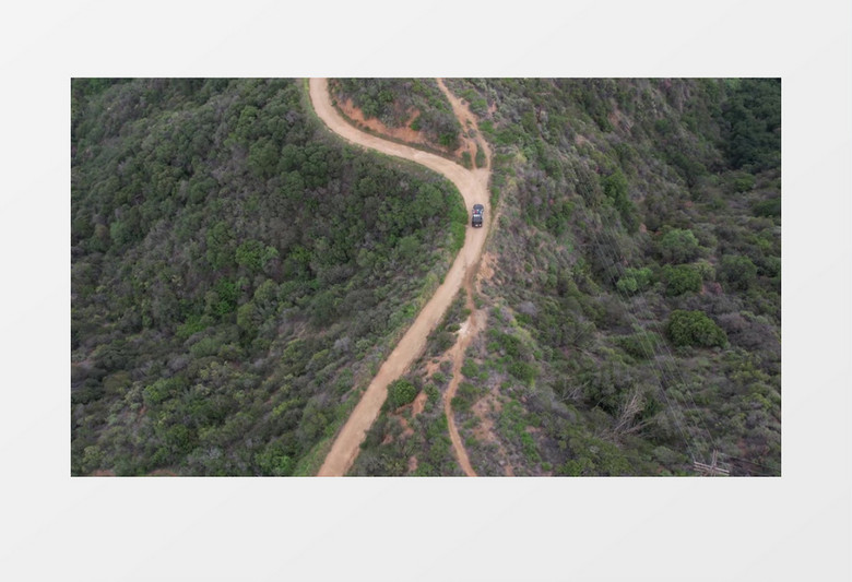 蜿蜒在山顶的公路实拍视频素材
