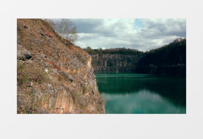 航拍陡峭的山脉和山中的湖泊实拍视频素材