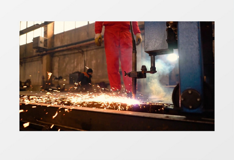 工人在操作机器切割钢铁实拍视频素材