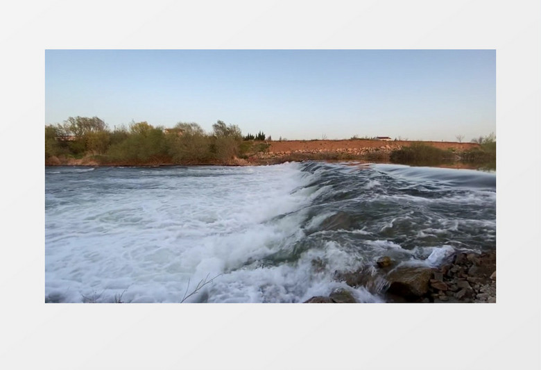 湍急的河水在流淌实拍视频素材