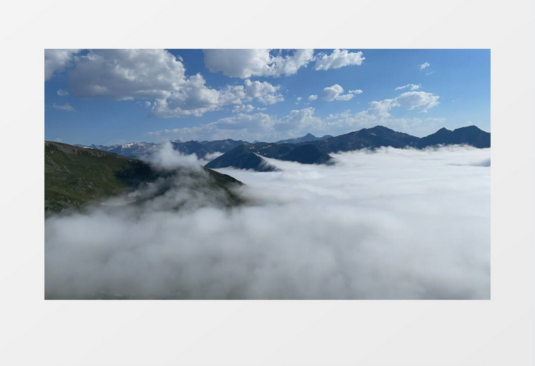 延时拍摄蓝天下氤氲着雾气的高山实拍视频素材