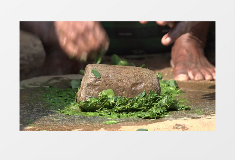 印度人用石头研磨绿叶实拍视频素材