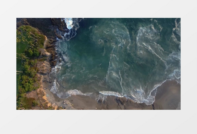 航拍海边汹涌的浪花涌到岸边实拍视频素材