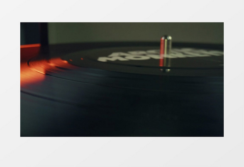 缓慢旋转播放的黑胶唱片实拍视频素材