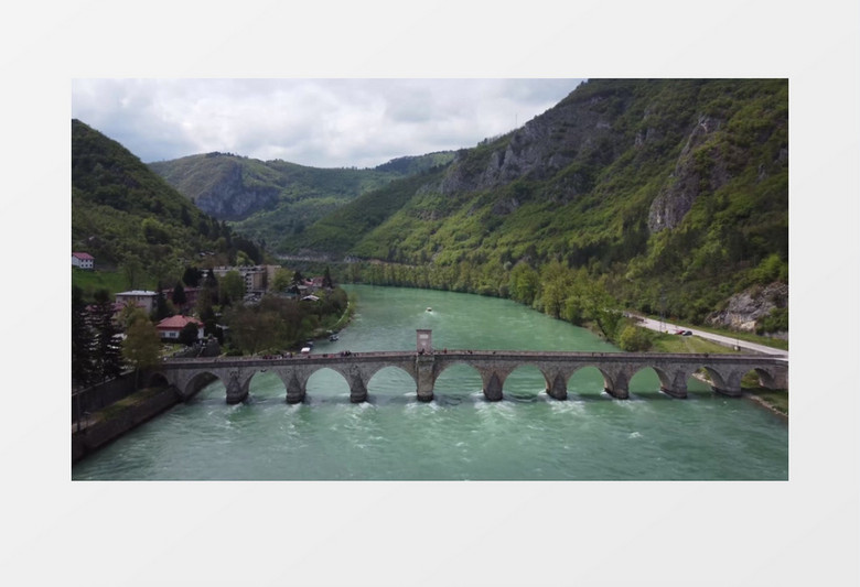 山脚下横跨河水的桥梁和周边景色实拍视频素材