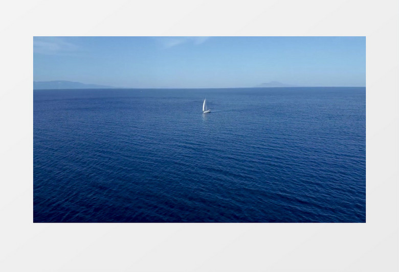 浩瀚的海水中有一艘小船在行驶实拍视频素材