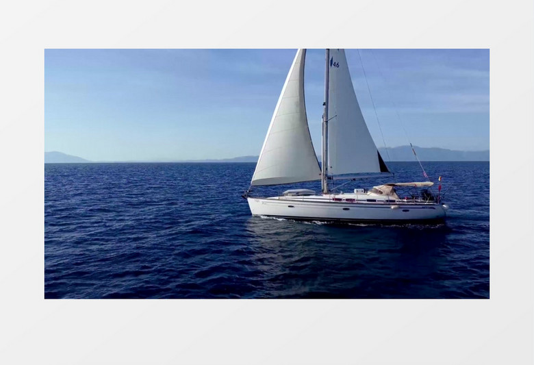 一艘帆船在水面上匀速行驶实拍视频素材