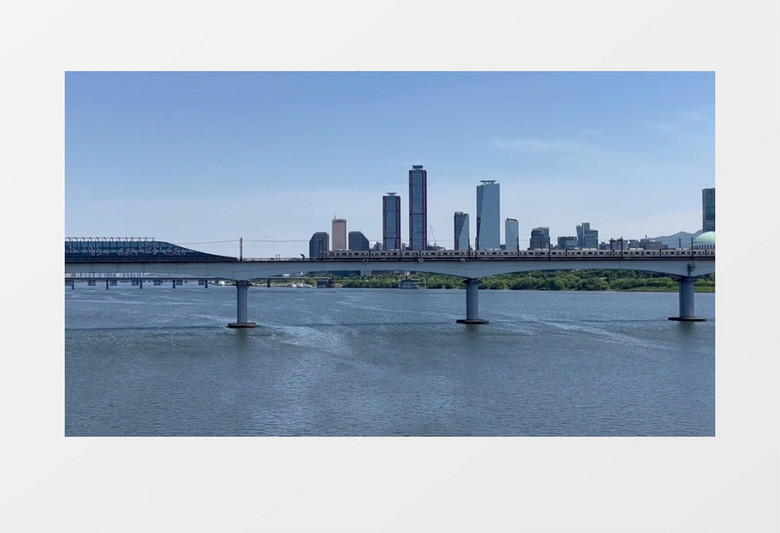 跨越大河的桥梁上有火车通过实拍视频素材