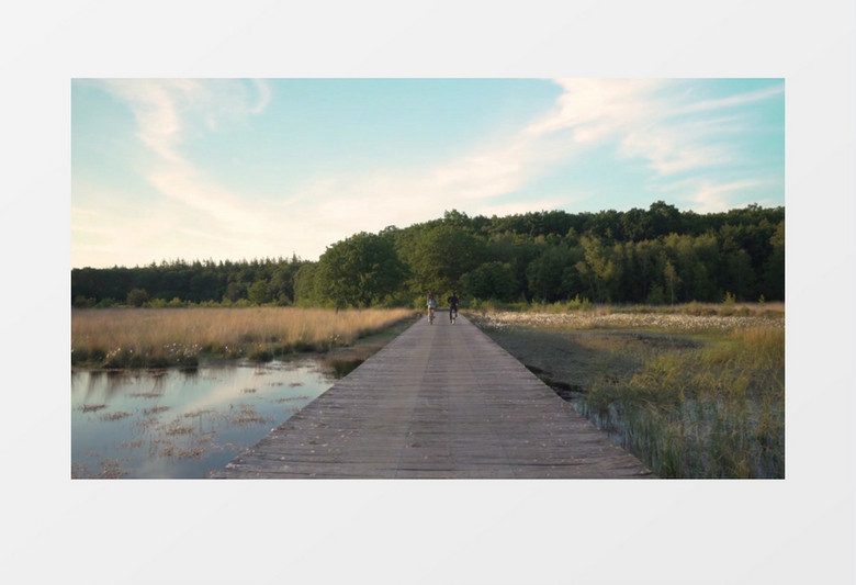 一对情侣在湖边的小路上骑行实拍视频素材