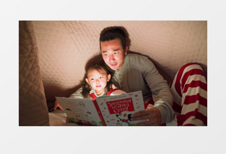 爸爸在陪孩子读绘本实拍视频素材