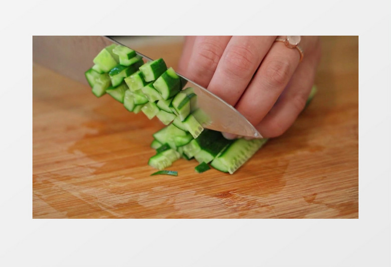 厨师在给黄瓜切丁实拍视频素材