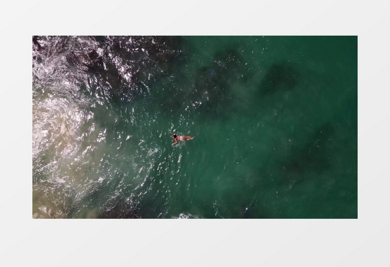 一个女人在碧绿的湖水中畅游实拍视频素材