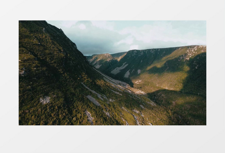 航拍巍峨的大山实拍视频素材