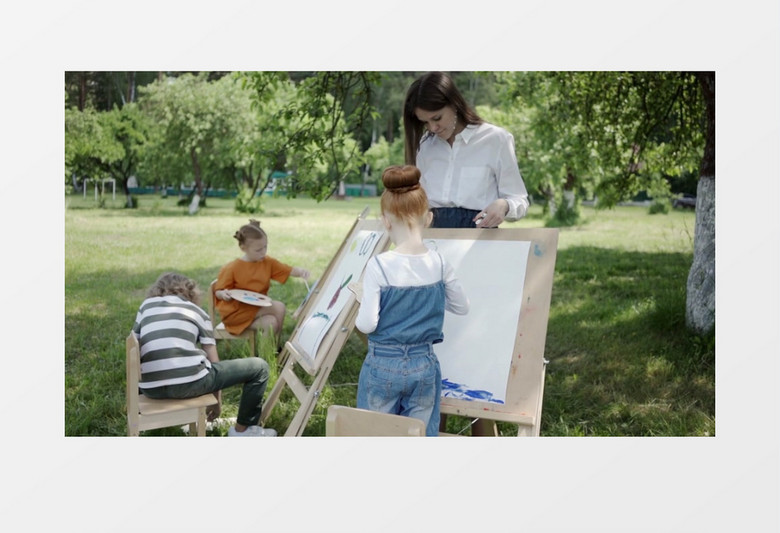 老师带着孩子们在公园画画实拍视频素材