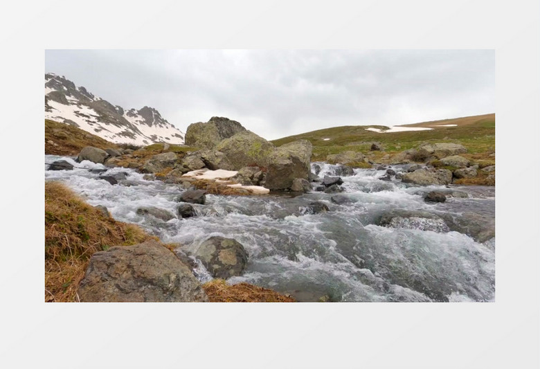 山脚下的溪水潺潺流动实拍视频素材