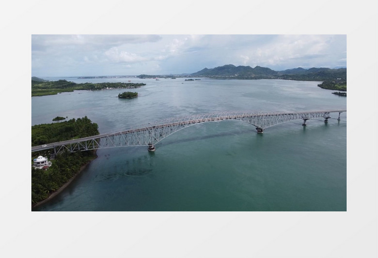 航拍横跨河流的大桥实拍视频素材