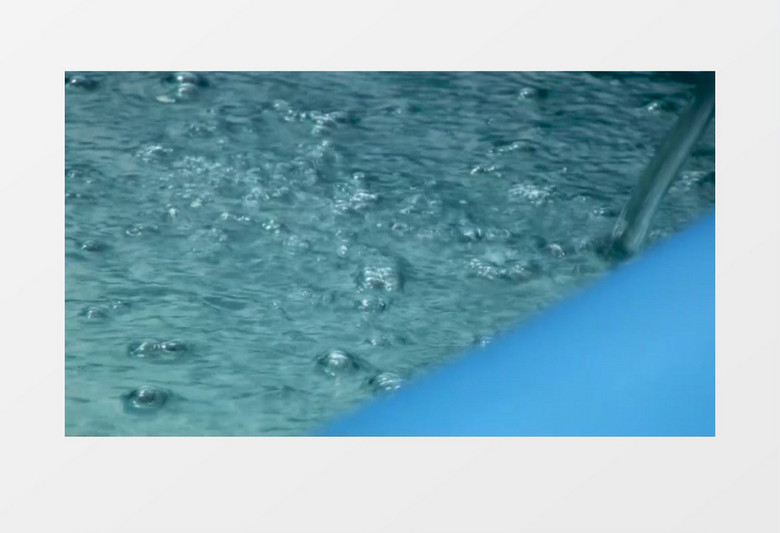 水流不断的注入水池里实拍视频素材