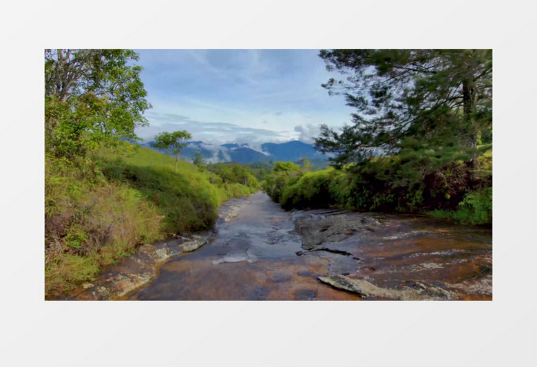 山脚下流淌的小溪水实拍视频素材