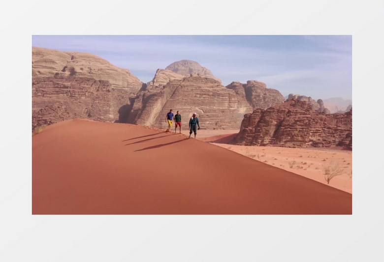 三人漫步在戈壁沙滩上实拍视频素材