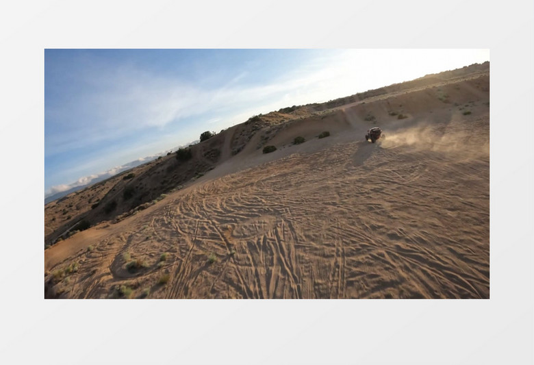 越野车在山地上行驶实拍视频素材
