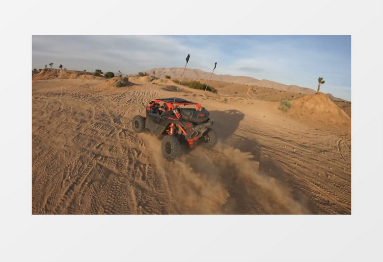 越野车在沙地上疾驰驶实拍视频素材