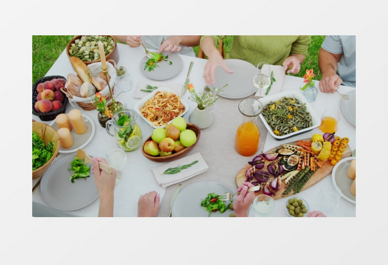 人们在草地上野餐实拍视频素材