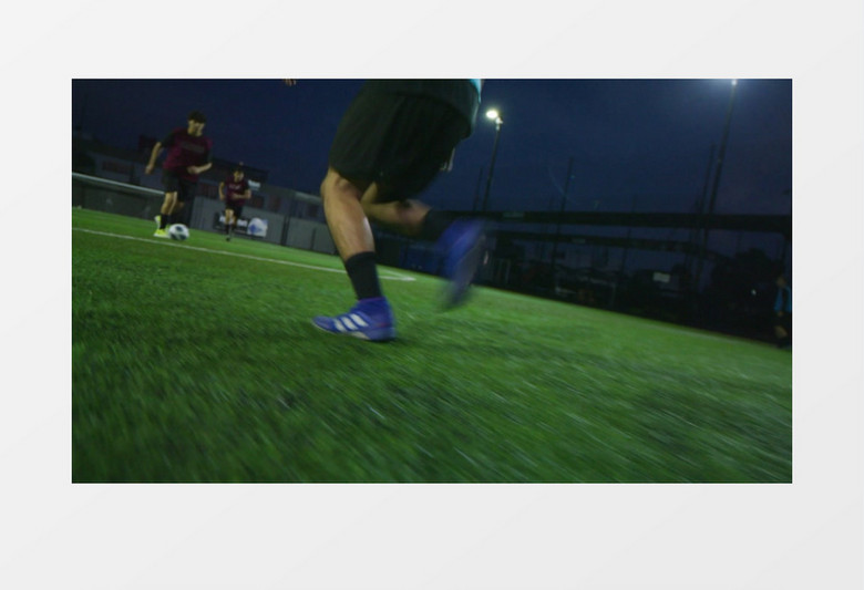 特写足球运动员们在踢球实拍视频素材