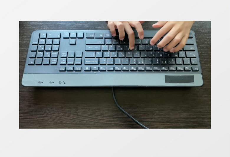 双手在键盘上敲击实拍视频素材
