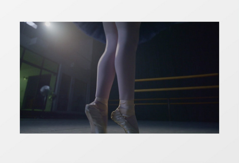 一个芭蕾舞者的脚部特写实拍视频素材