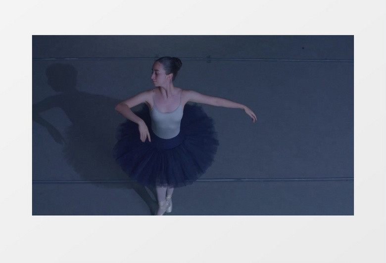 一个美女在跳芭蕾舞实拍视频素材