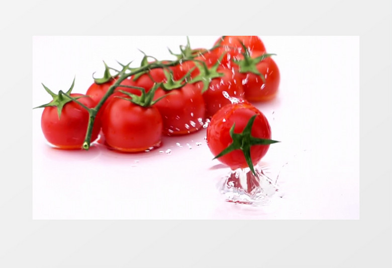 西红柿落入水中溅起水花实拍视频素材