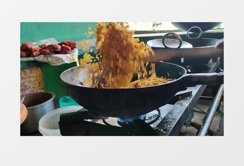 厨师在颠勺炒蛋炒饭实拍视频素材