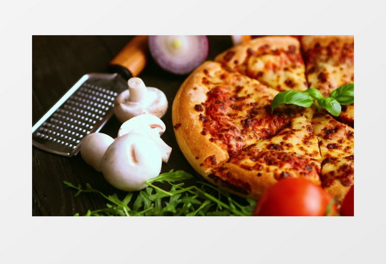 烤制好的披萨和蔬果摆盘实拍视频素材