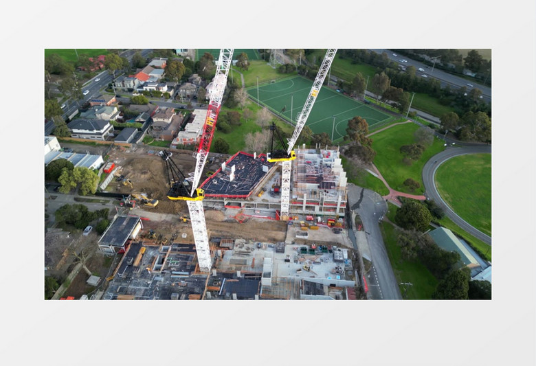 两架吊车在工地上作业实拍视频素材