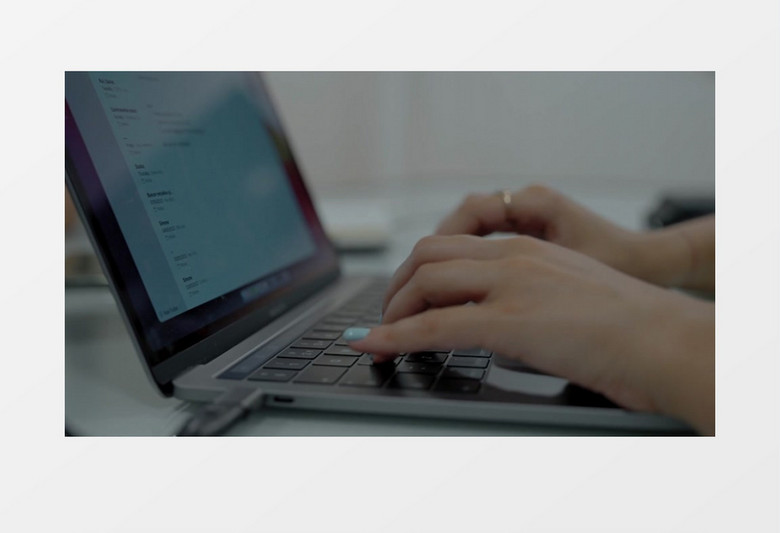 白领在键盘上敲击文字实拍视频素材